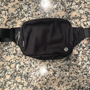 Lululemon Everywhere Belt Bag Large 2L Black - FAST SHIPPING!